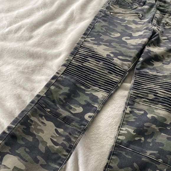 Refuge womens dark camo skinny pants size 4 with stretch - Picture 2 of 5
